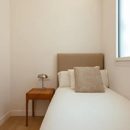 Newly Renovated Stylish Eixample - Great Location Apartament Barcelona
