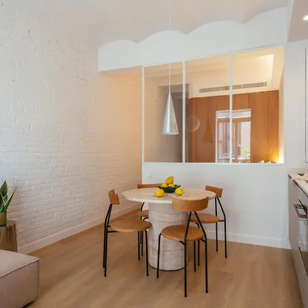 Newly Renovated Stylish Eixample - Great Location Barcelona