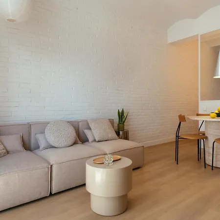 Newly Renovated Stylish Eixample - Great Location Lägenhet *